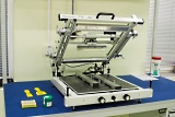 Ruční sítotisk UNIPrint PML s vedenou stěrkou lze použít pro prototypovou výrobu